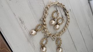 Collar y pendientes perlas y cristales dorados