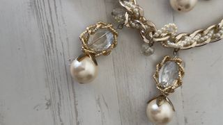 Collar y pendientes perlas y cristales dorados