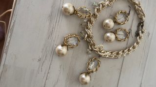 Collar y pendientes perlas y cristales dorados