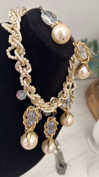 Collar y pendientes perlas y cristales dorados