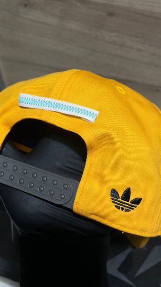 Gorra Adidas x Bad Bunny x Mercedes AMG