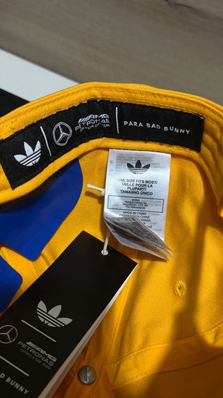 Gorra Adidas x Bad Bunny x Mercedes AMG