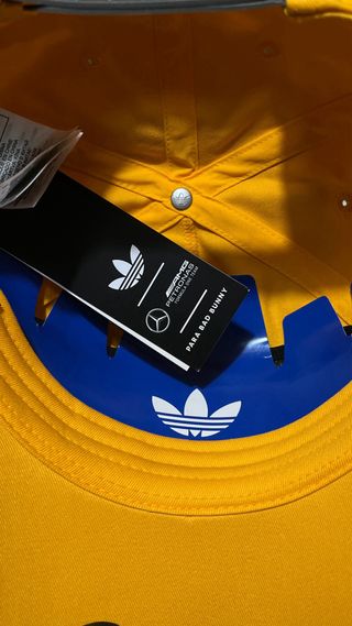 Gorra Adidas x Bad Bunny x Mercedes AMG