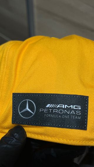 Gorra Adidas x Bad Bunny x Mercedes AMG