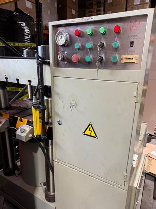 Prensa hidráulica multipistón para moldeo o lamina