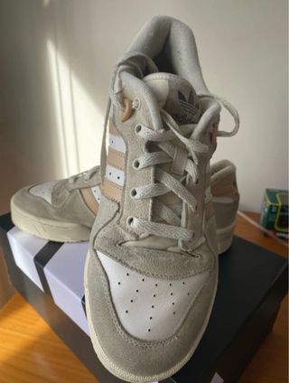 Deportivas Adidas Beige y Blancas