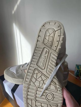 Deportivas Adidas Beige y Blancas