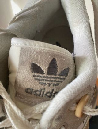 Deportivas Adidas Beige y Blancas