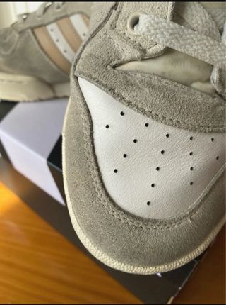 Deportivas Adidas Beige y Blancas