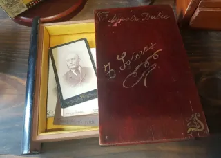 Antigua caja de madera con forma de libro