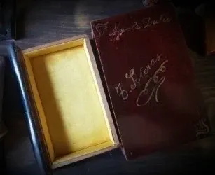 Antigua caja de madera con forma de libro