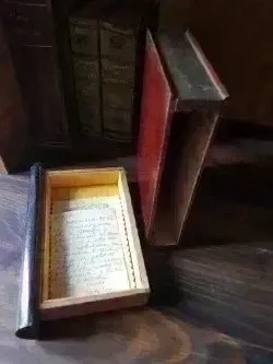 Antigua caja de madera con forma de libro