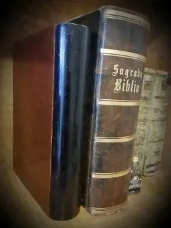 Antigua caja de madera con forma de libro