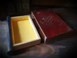 Antigua caja de madera con forma de libro