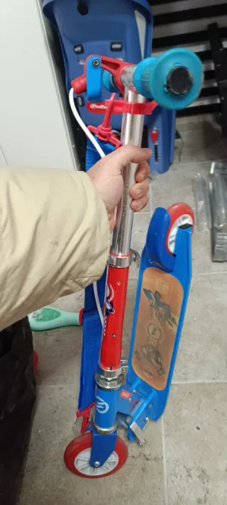 Patinete infantil azul y rojo