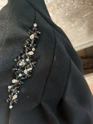 Abito tubino nero con strass e scollo asimmetrico