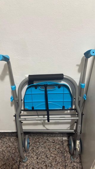 Andador con asiento y ruedas