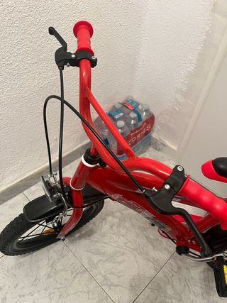 Bicicleta infantil roja de los cars 5-7años nueva