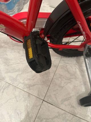 Bicicleta infantil roja de los cars 5-7años nueva