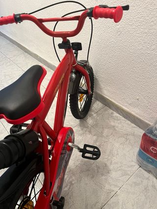 Bicicleta infantil roja de los cars 5-7años nueva