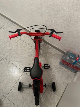 Bicicleta infantil roja de los cars 5-7años nueva