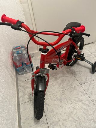 Bicicleta infantil roja de los cars 5-7años nueva