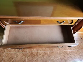 Cómoda de madera con 4 cajones