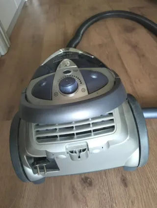 Aspiradora Ufesa 2000W SIN BOLSA