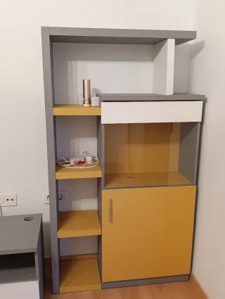 Mueble TV y aparador salón gris y amarillo