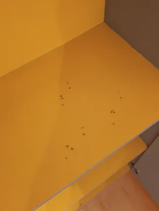 Mueble TV y aparador salón gris y amarillo