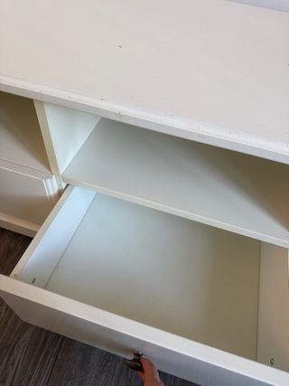 Mesa TV blanca con cajones y estantes