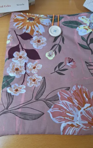 Funda libro papel / tablet flores y vichy