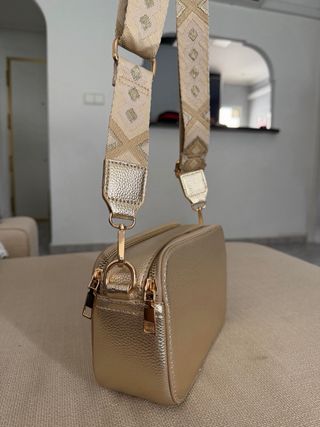 Bolso bandolera dorado con correa ajustable