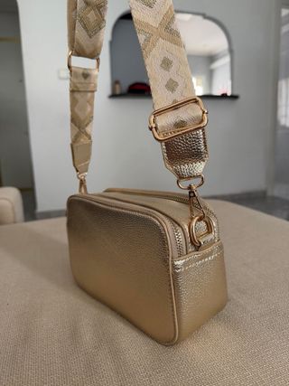 Bolso bandolera dorado con correa ajustable