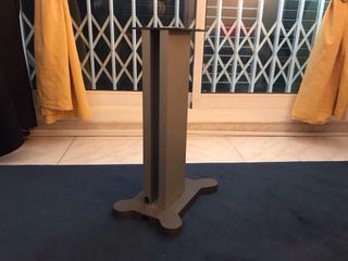 Preciosos pies para altavoces grises de metal