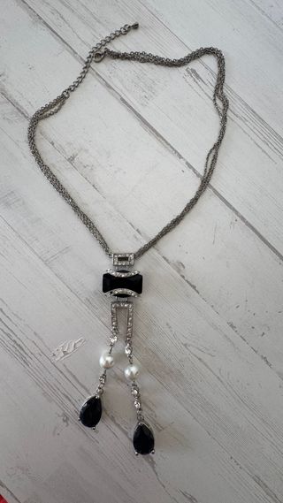 Collar plateado con colgante negro y perlas