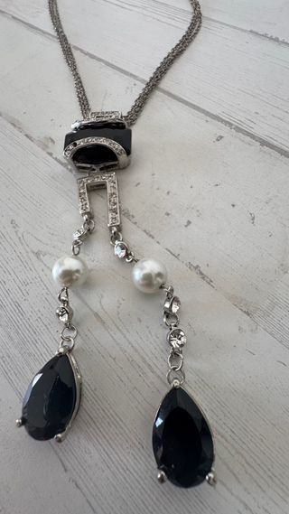 Collar plateado con colgante negro y perlas