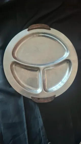 5 Pratos de Acepipes em Metal com pegas em Madeira