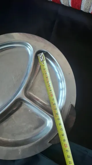 5 Pratos de Acepipes em Metal com pegas em Madeira