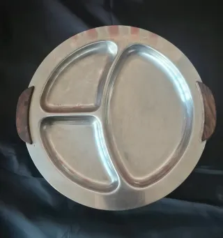 5 Pratos de Acepipes em Metal com pegas em Madeira