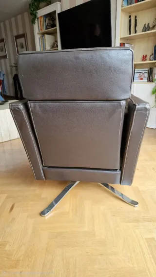 Sillón reclinable de piel marrón muy cómodo