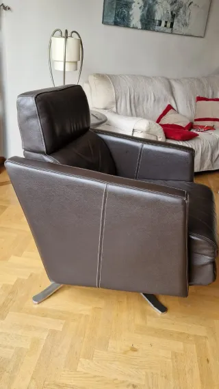 Sillón reclinable de piel marrón muy cómodo