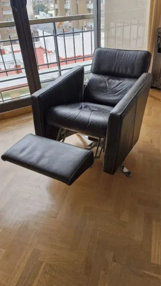 Sillón reclinable de piel marrón muy cómodo