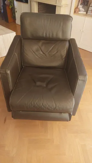 Sillón reclinable de piel marrón muy cómodo