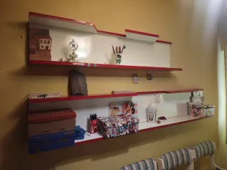 Estantería blanca y roja, medidas 150 x 35 cm