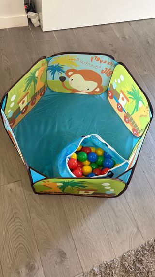 Parque de bolas infantil con pelotas