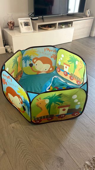 Parque de bolas infantil con pelotas