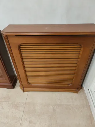 Cubreradiador de madera marrón