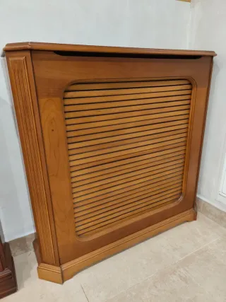 Cubreradiador de madera marrón