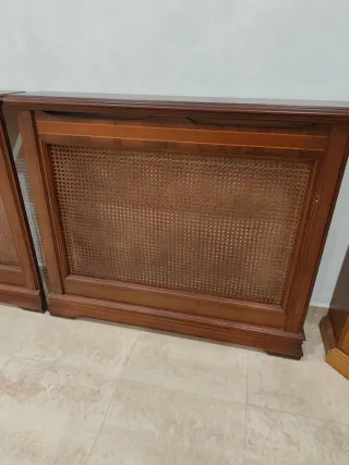 Cubreradiador de madera marrón